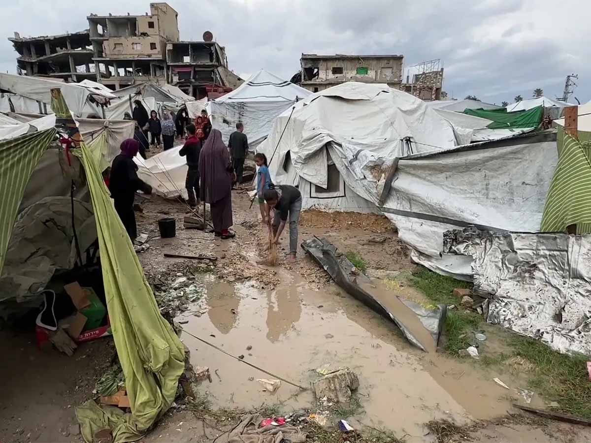 المنخفض الجوي "بيرون".. فصل جديد من معاناة النازحين في قطاع غـ ـزة