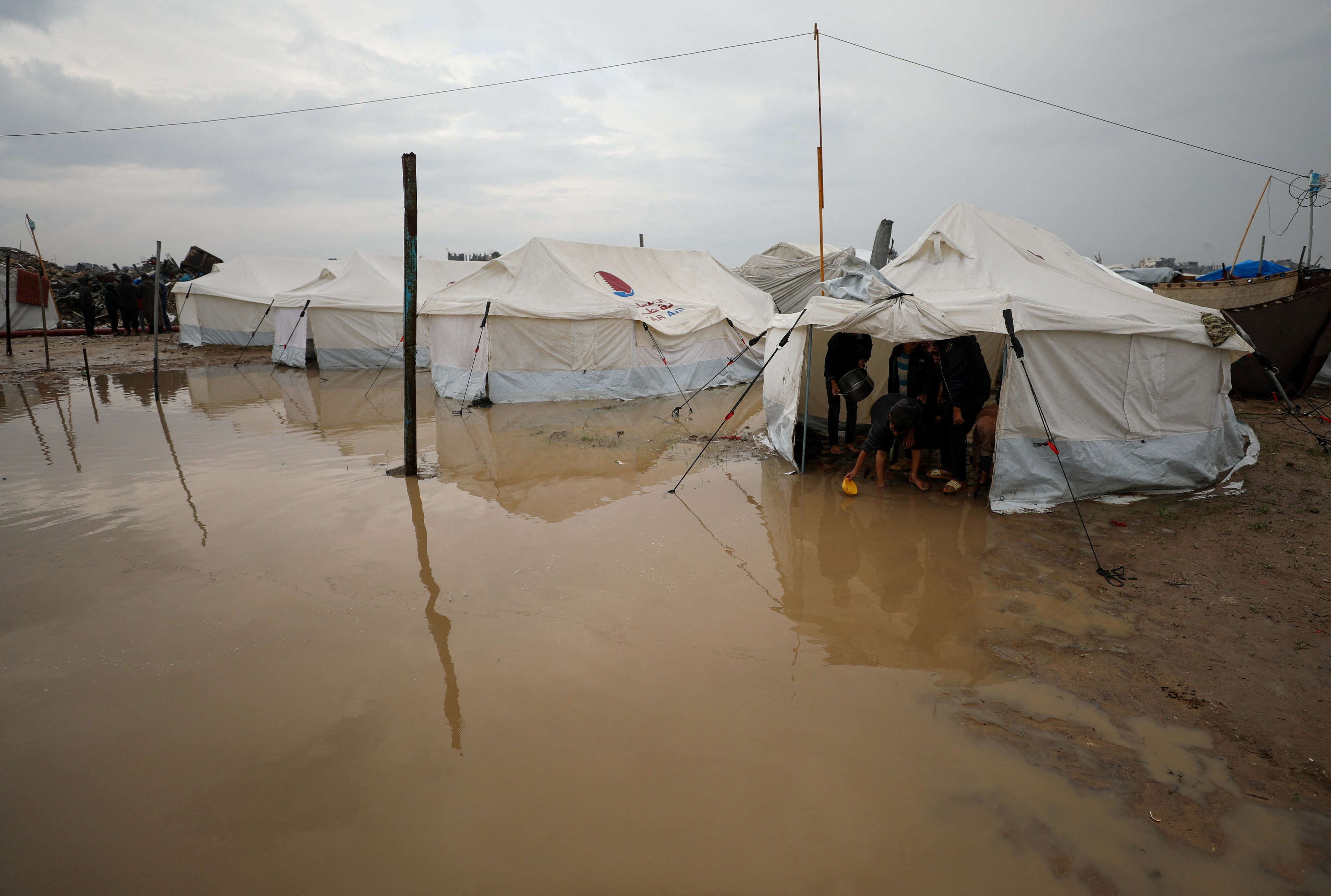 غزة: تضرر 22 ألف خيمة بالكامل جراء التقلبات الجوية (المكتب الإعلامي)