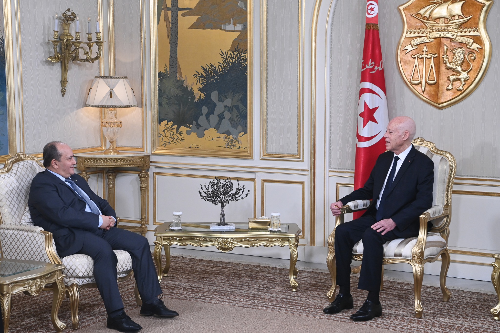 علاقات التعاون الثنائية ومزيد تطويرها،محور لقاء رئيس الجمهورية بالوزير الأول الجزائري