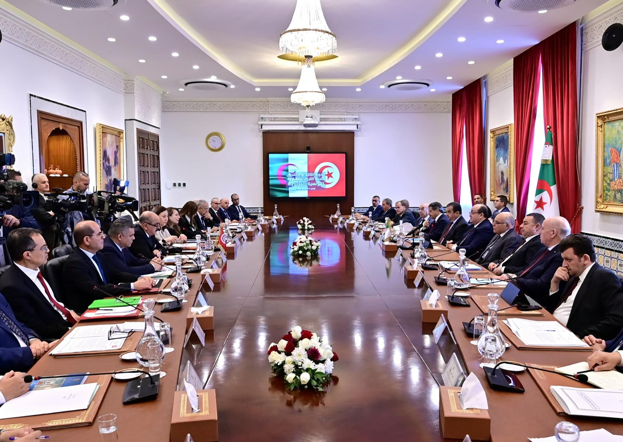تونس والجزائر توقعان 25 اتفاقية تعاون تشمل ميادين الدبلوماسية والاقتصاد والثقافة والإعلام