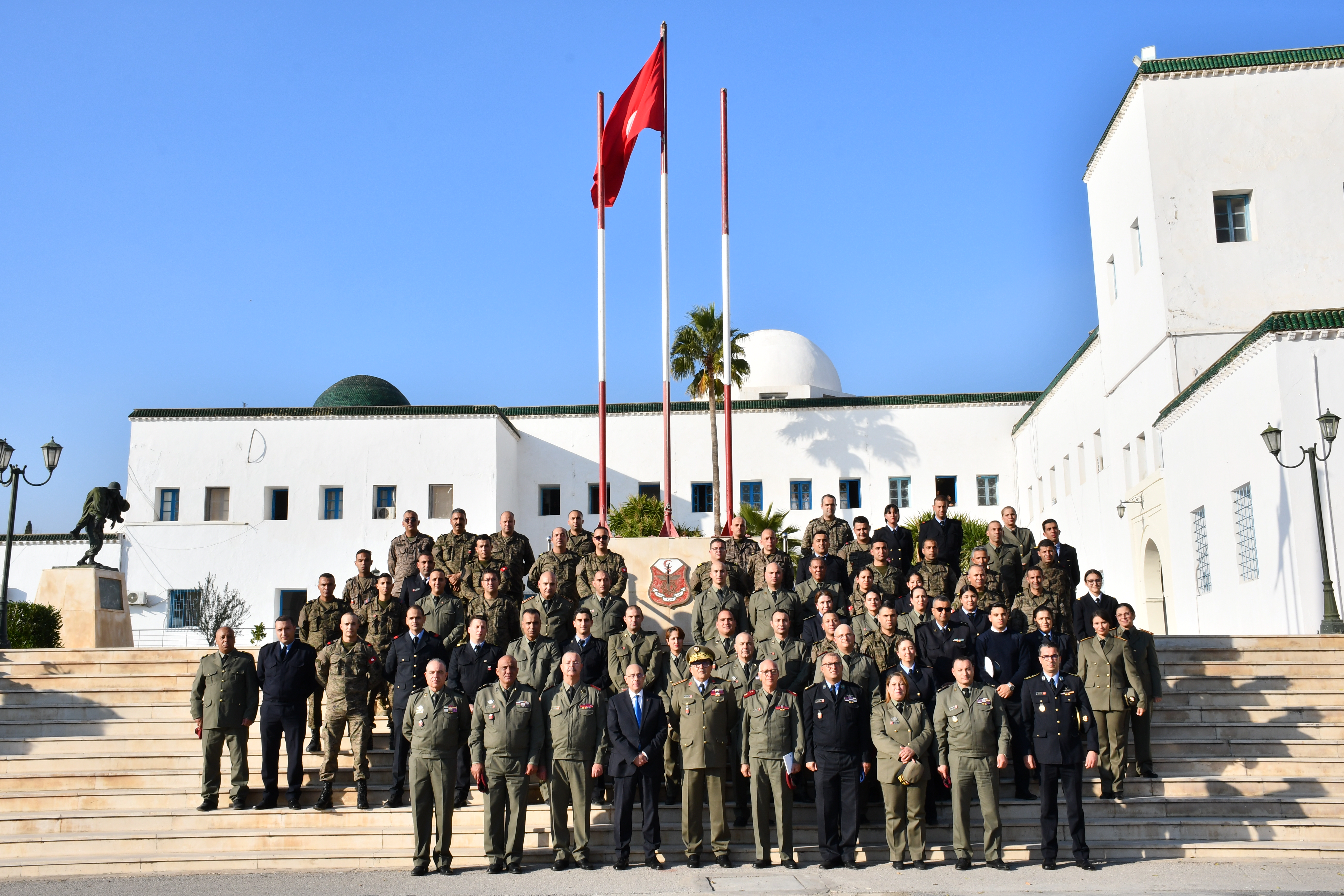 وزير الدفاع الوطني يؤدّي زيارة تفقّد إلى الإدارة العامة للصحّة العسكرية