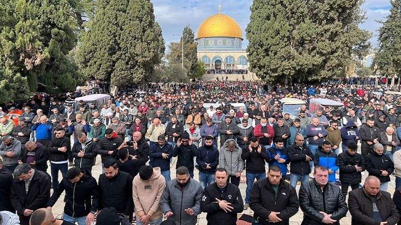 عشرات الآلاف من المصلين الفلسطينيين يؤدون صلاة الجمعة في المسجد الأقصى