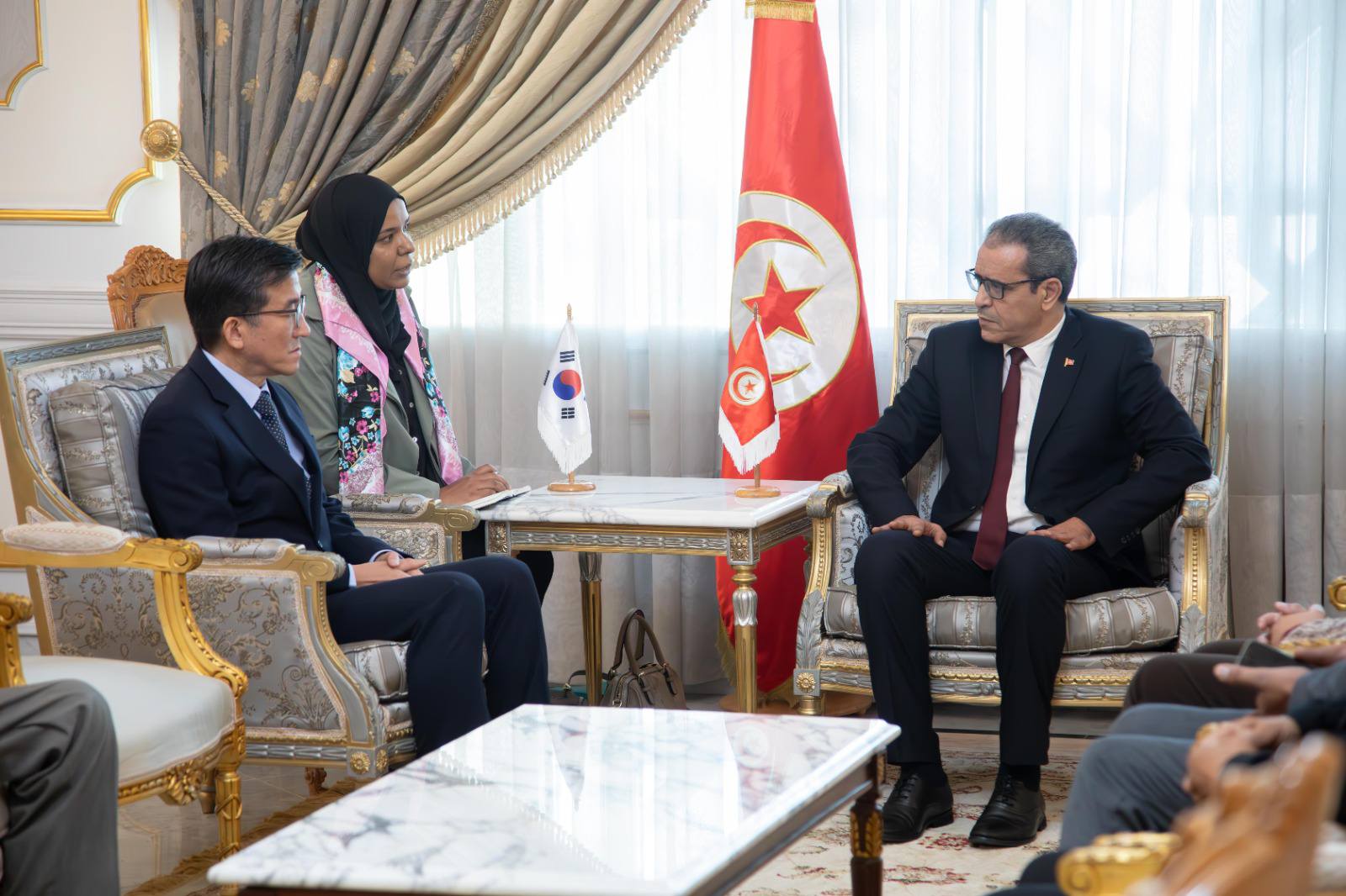 سبل دفع علاقات التعاون والشراكة محور محادثة بين رئيس مجلس الجهات والأقاليم وسفير كوريا الجنوبية لدى تونس
