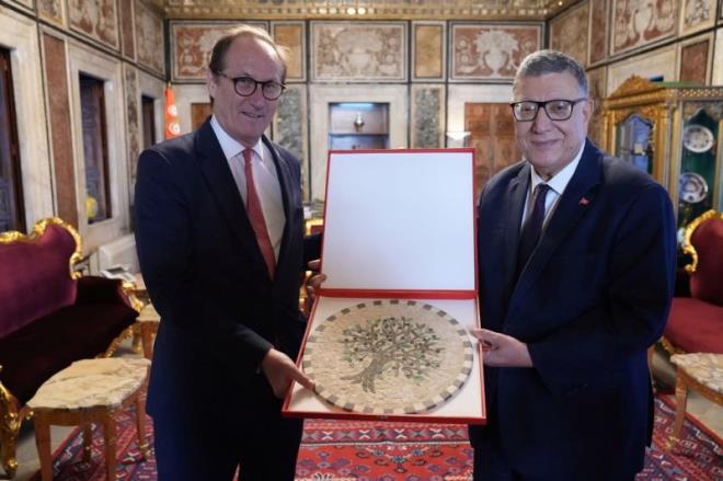 رئيس البرلمان يتحادث مع رئيس لجنة العلاقات الخارجية بالجمعية الوطنية الفرنسية