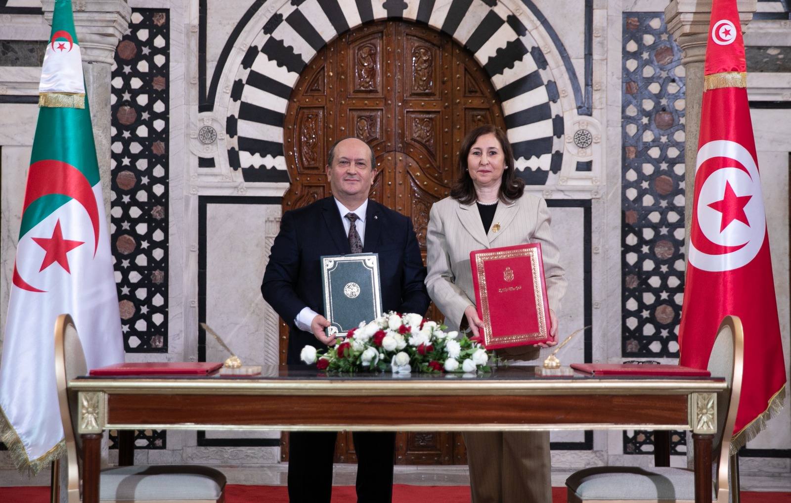 تونس والجزائر توقعان 25 اتفاقية تعاون في عدد من المجالات