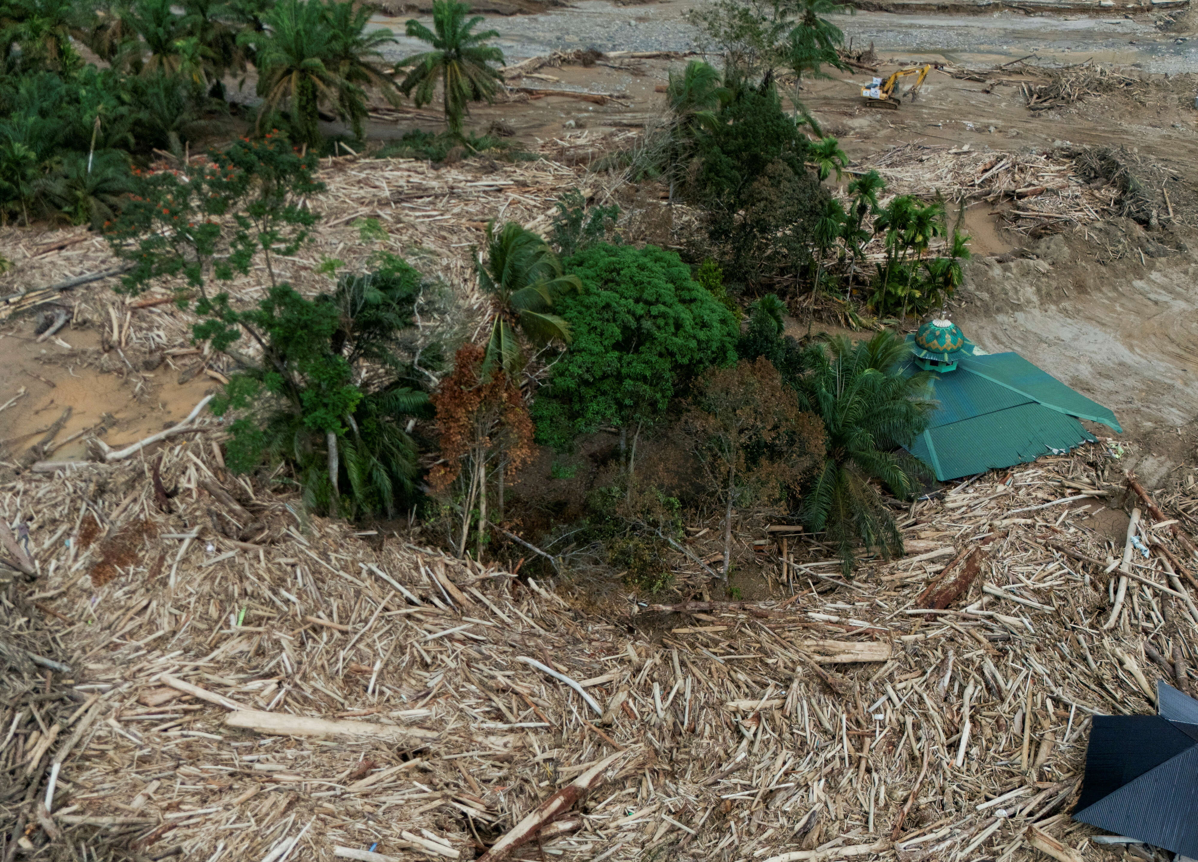 حصيلة الفيضانات في إندونيسيا تتخطى الألف قتيل