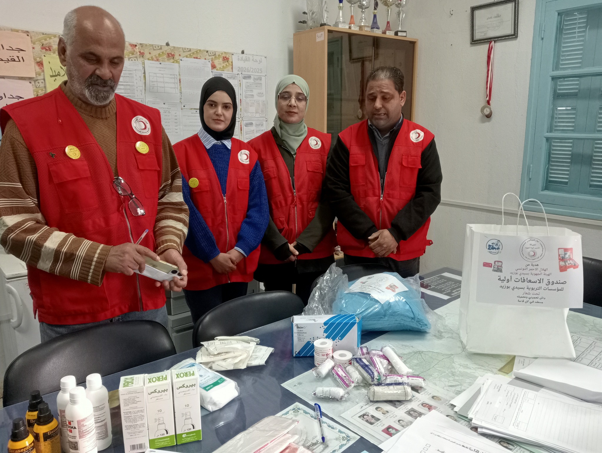 سيدي بوزيد: الهلال الأحمر التونسي يواصل توزيع صناديق الإسعافات الأولية لفائدة المؤسسات التربوية بالجهة