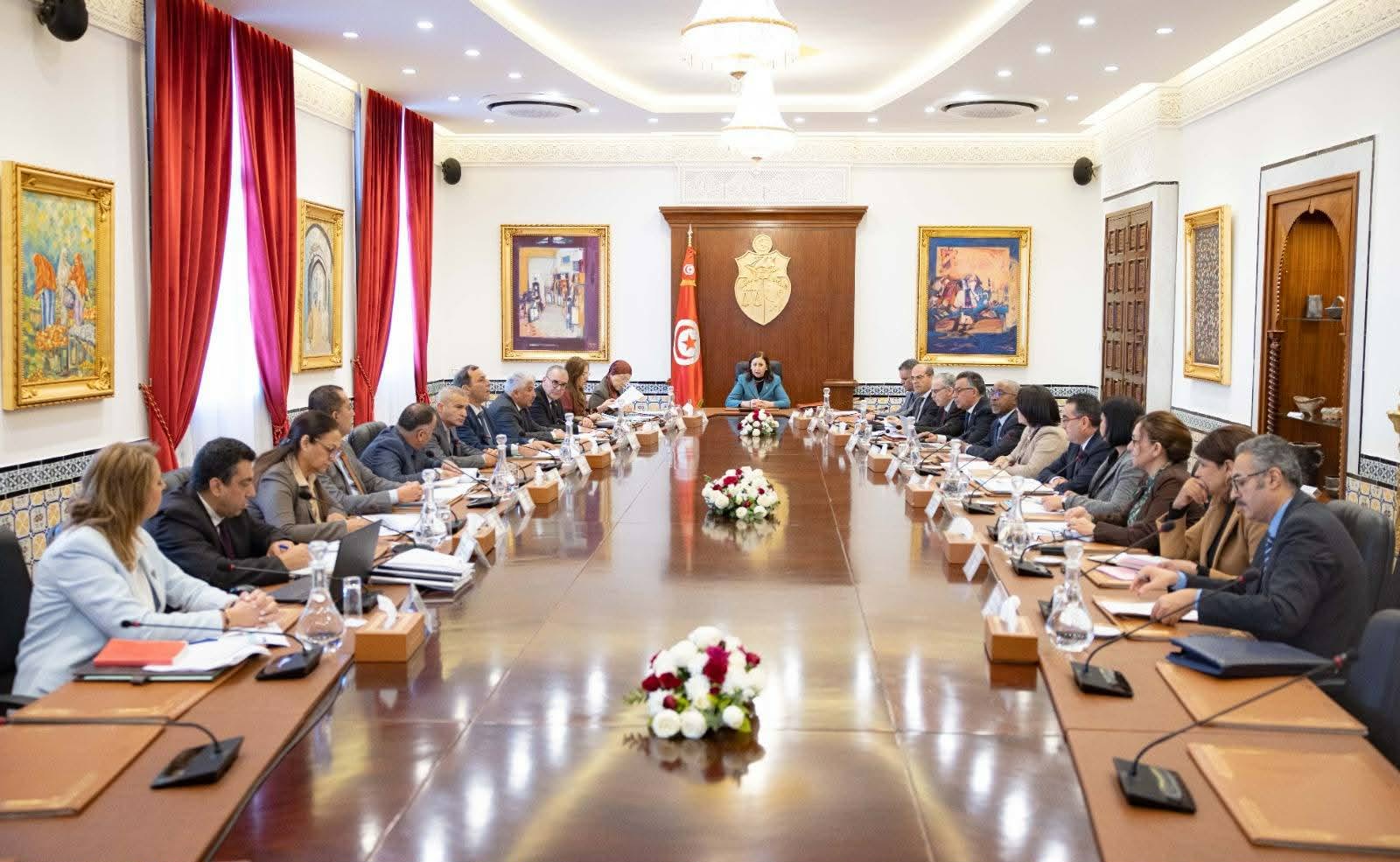 رئيسة الحكومة تشرف على جلسة عمل وزارية