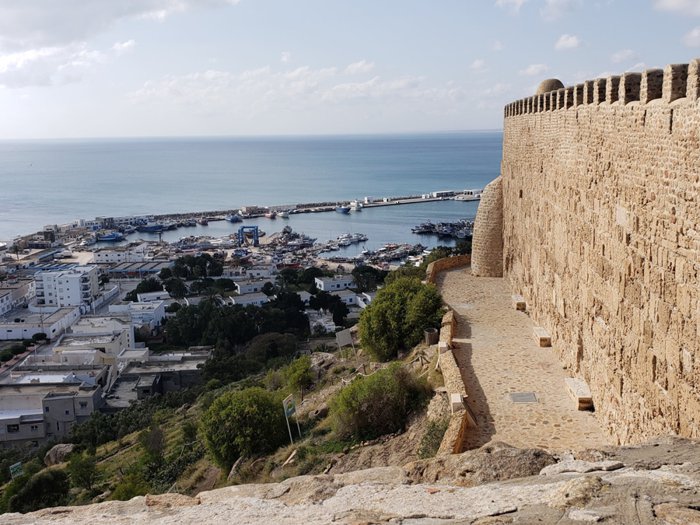 طقس مغيم جزئيا فتدريجيا كثيف السحب بالمناطق الغربية.