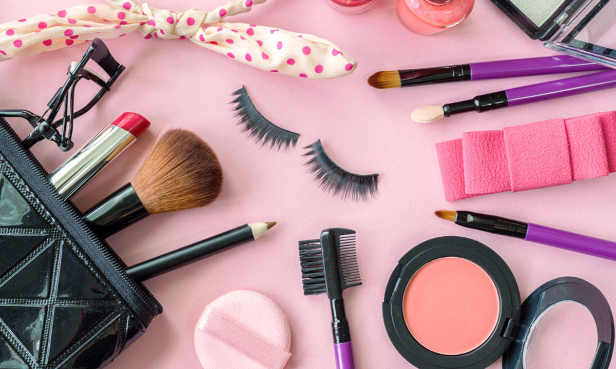 مسؤول بوزارة الصحة يُحذّر من استعمال مُستحضرات التجميل مجهولة المصدر