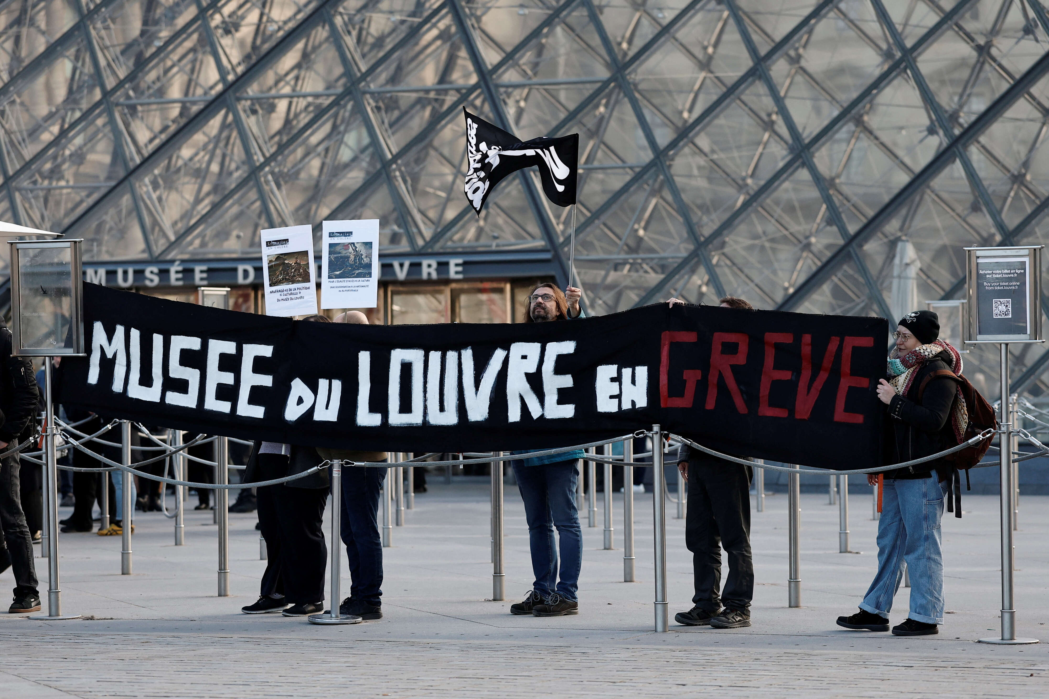 متحف اللوفر بباريس: اضراب الموظفين اوقع الاف الزوار في التسلل