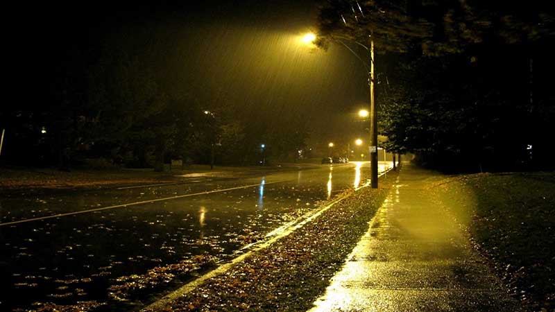 سماء كثيفة السحب على أغلب الجهات ونزول أمطار محليا غزيرة بالجنوب والسواحل الشرقية ليل الإثنين