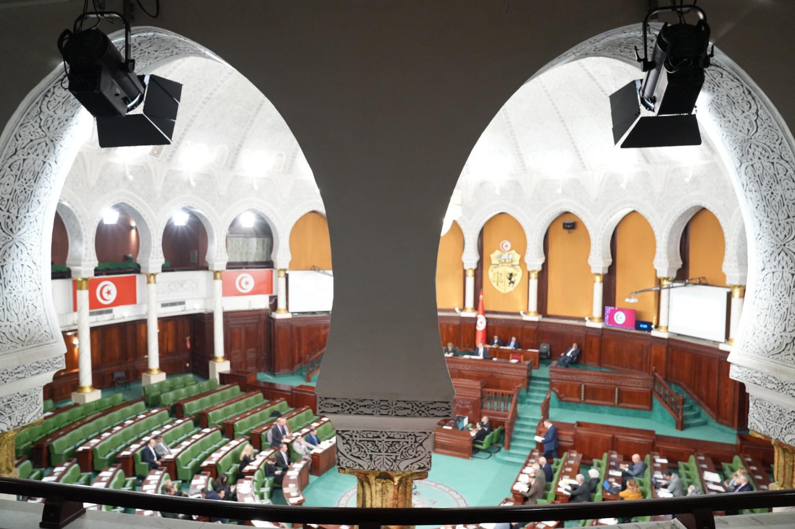 مجلس نواب الشعب يصادق على مقترح القانون المتعلّق بأحكام استثنائية لانتداب خريجي التعليم العالي ممن طالت بطالتهم بالقطاع العام والوظيفة العمومية