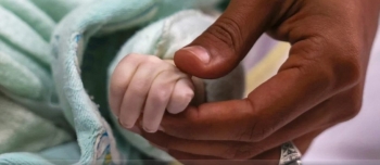 مصادر صحية في غزة : وفاة رضيع نتيجة البرد الشديد