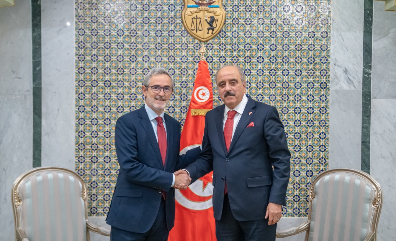 وزير الشؤون الخارجية يلتقي السفير الإسباني الذّي أدّى له زيارة توديع بمناسبة انتهاء مهامه