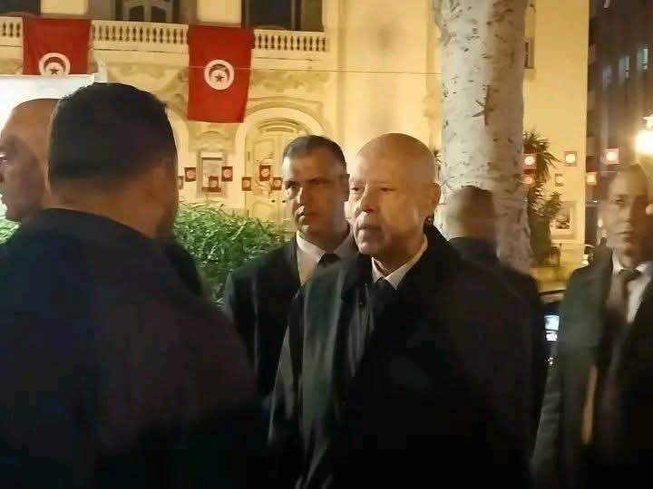 الرئيس قيس سعيد في شارع الحبيب بورقيبة بالعاصمة فجر يوم الاحتفال بعيد الثورة