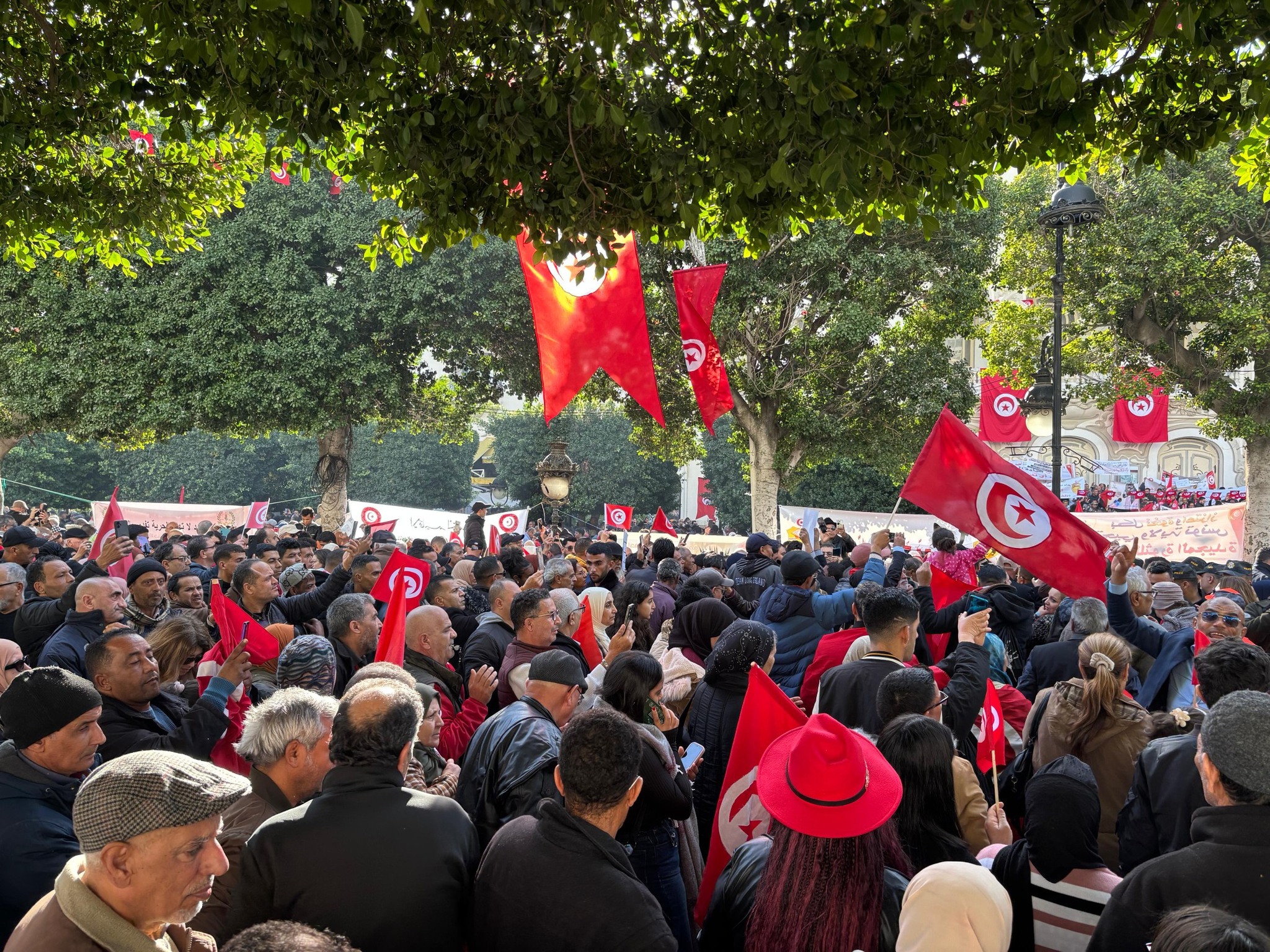 مسيرة بشارع الحبيب بورقيبة تؤكد دعم مسار 25 جويلية و ترفع شعار السيادة الوطنية