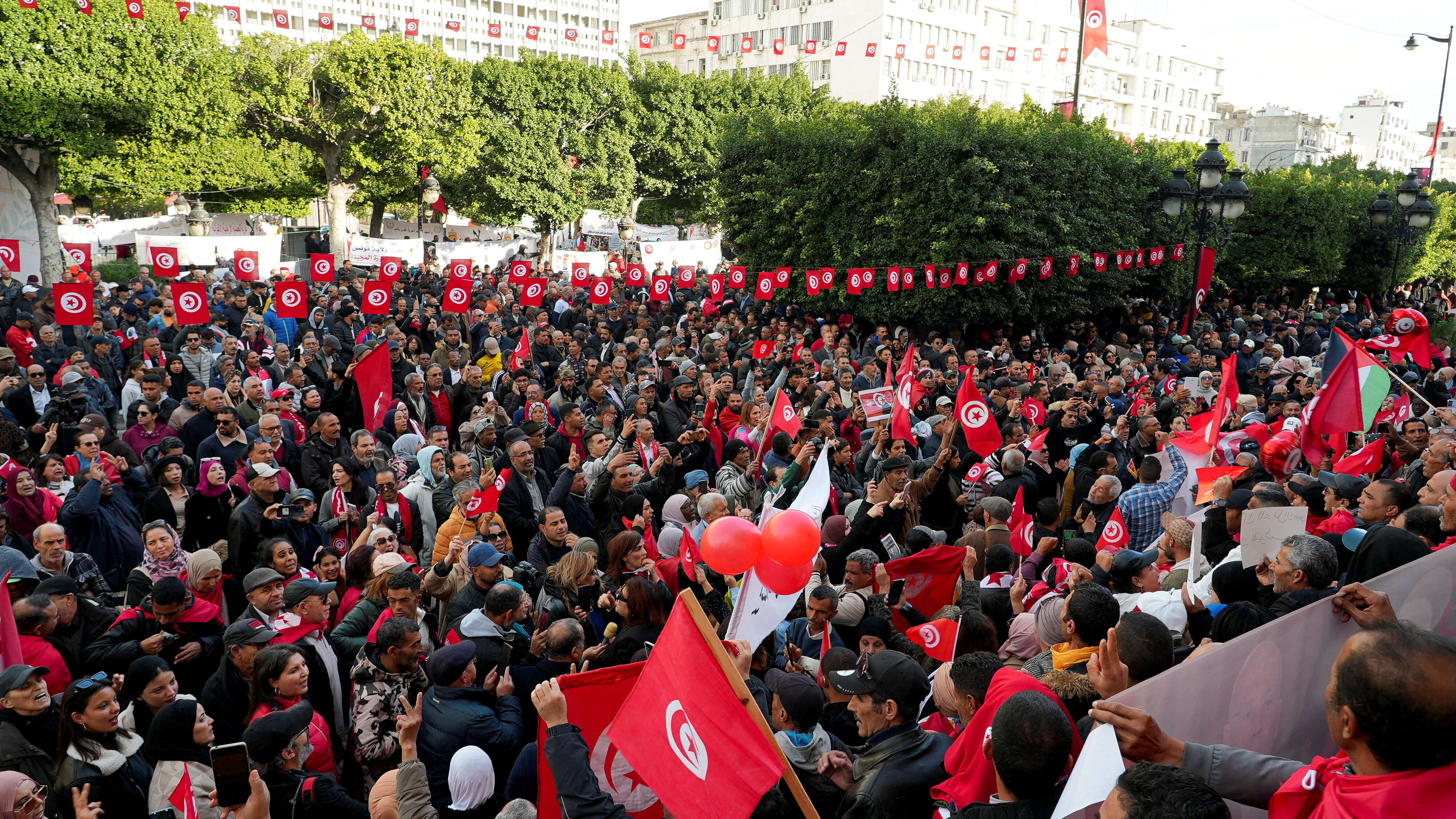 مجلس الجهات والأقاليم: " ثورة 17ديسمبر تعبير صادق عن إرادة الشعب والتزم بمواصلة العمل الجادّ صونا لمكاسب الثورة"