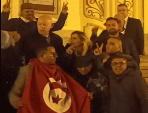 À l’aube du 15e anniversaire de la Révolution, Kaïs Saïed au cœur de l’avenue Bourguiba