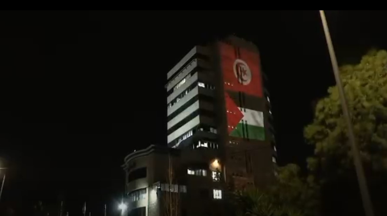 الهيئة العامة للإذاعة والتلفزيون الفلسطينيــــــة تُضيء بُرجها بعلم تـــونـس احتفاء بعيـــــد الثورة