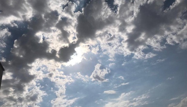 طقس أحيانا كثيف السحب مع أمطار متفرقة 