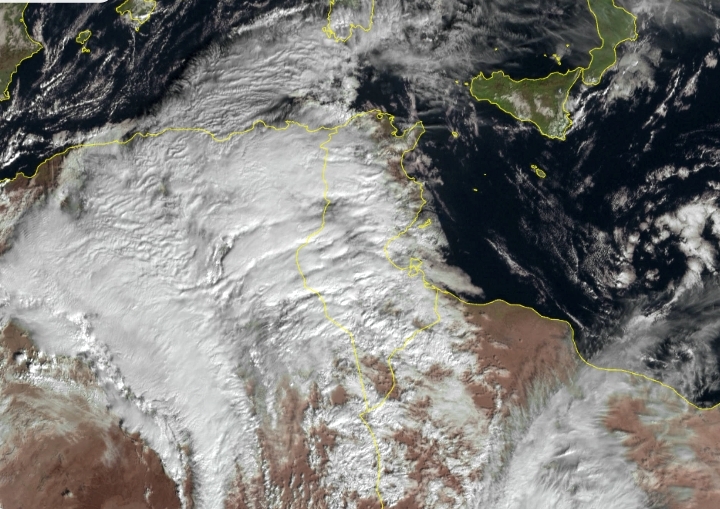 طقس اليوم: ضباب في الصباح ثم سماء مغيمة جزئيا مع أمطار متفرقة