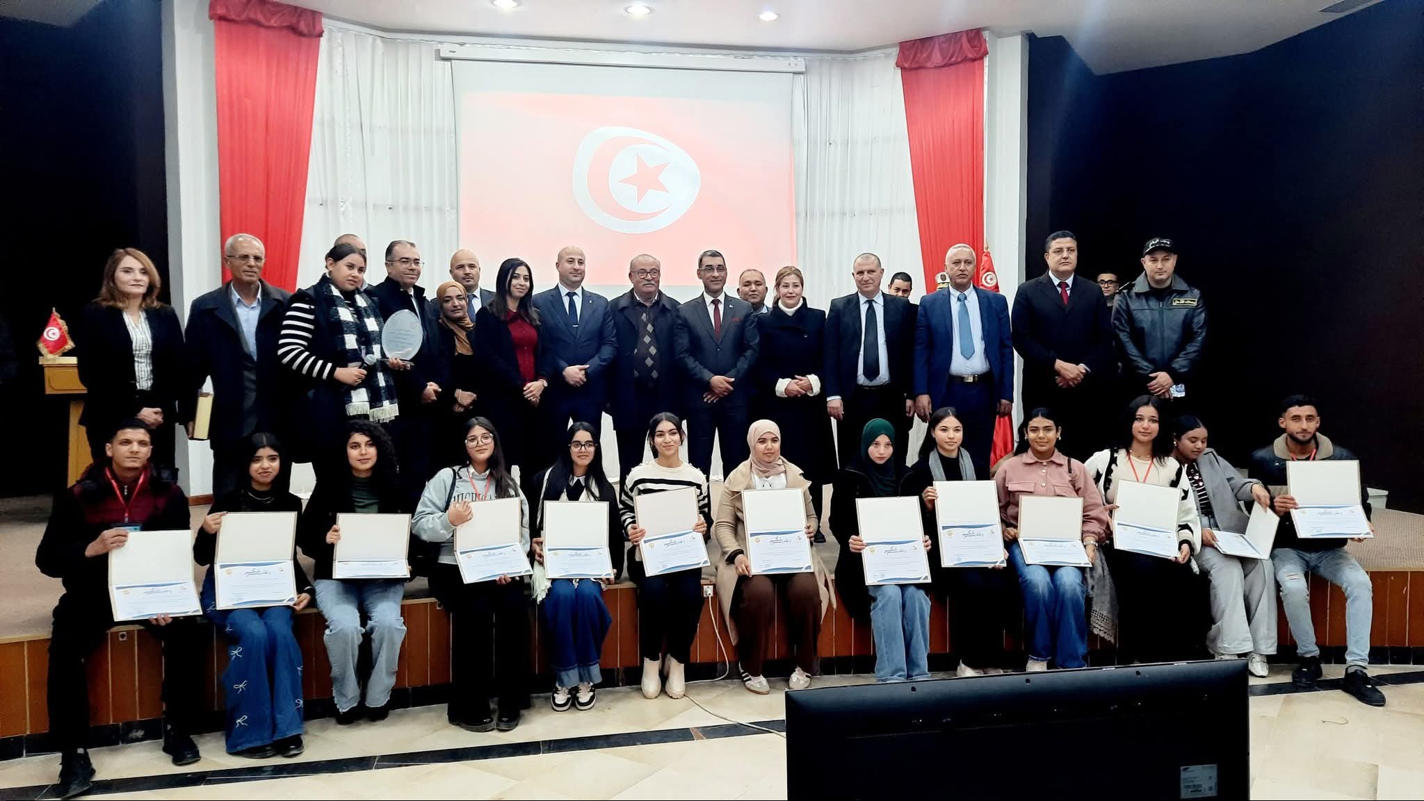 تكريم  تلاميذ وتلميذات نادي التنشيط الثقافي و الإعلام بمعهد النفيضة 2   لمبادرتهم في الدفاع عن المرفق العمومي