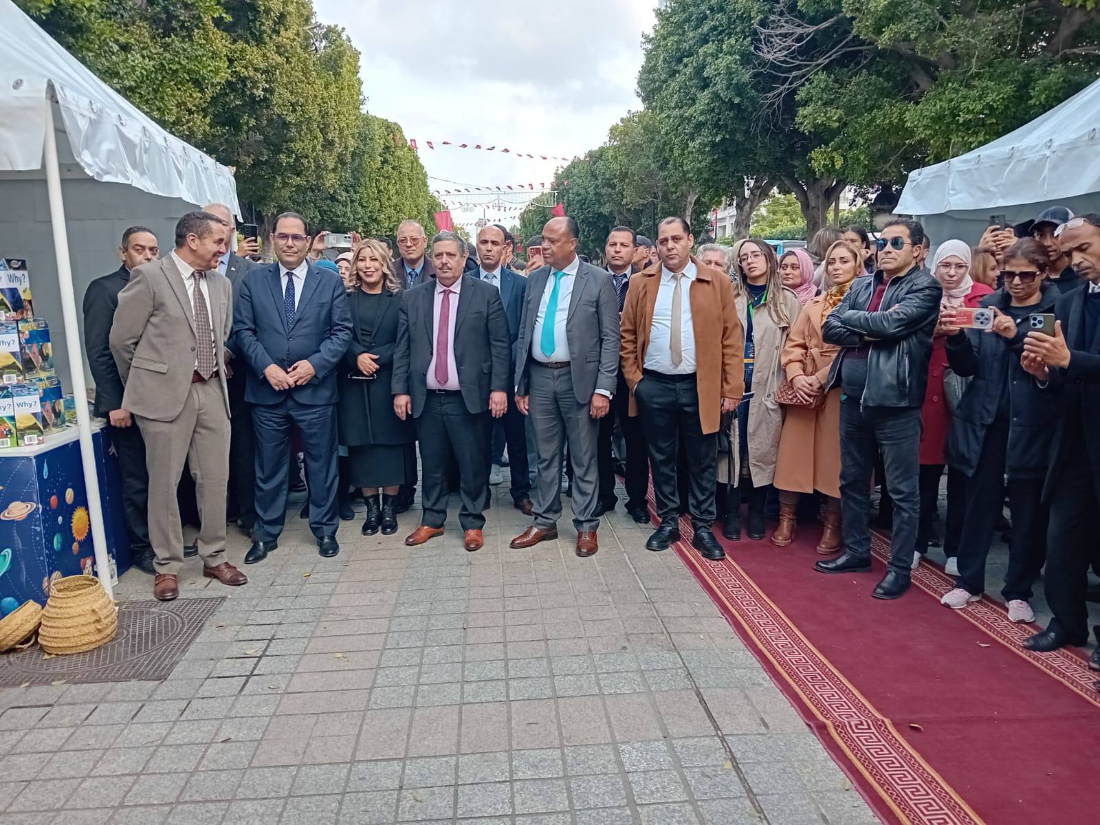 وزير التربية يفتتح تظاهرة معرض مدينة تونس للكتاب بشارع الحبيب بورقيبة