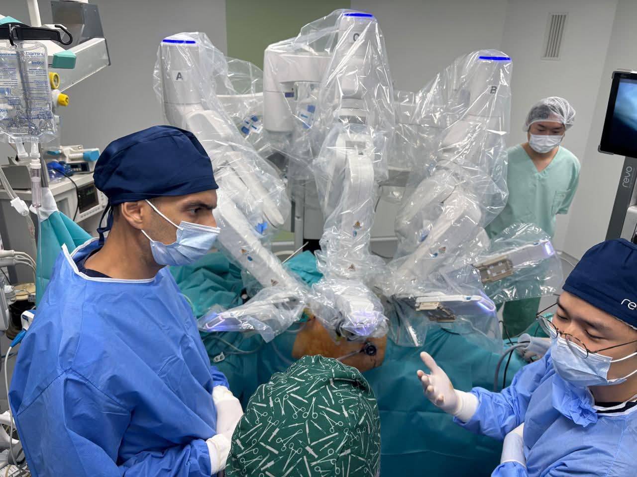 الأستاذ رياض بن سلامة  يتحدث عن اجراء  أول عملية استئصال كلية باستخدام الجراحة الروبوتية