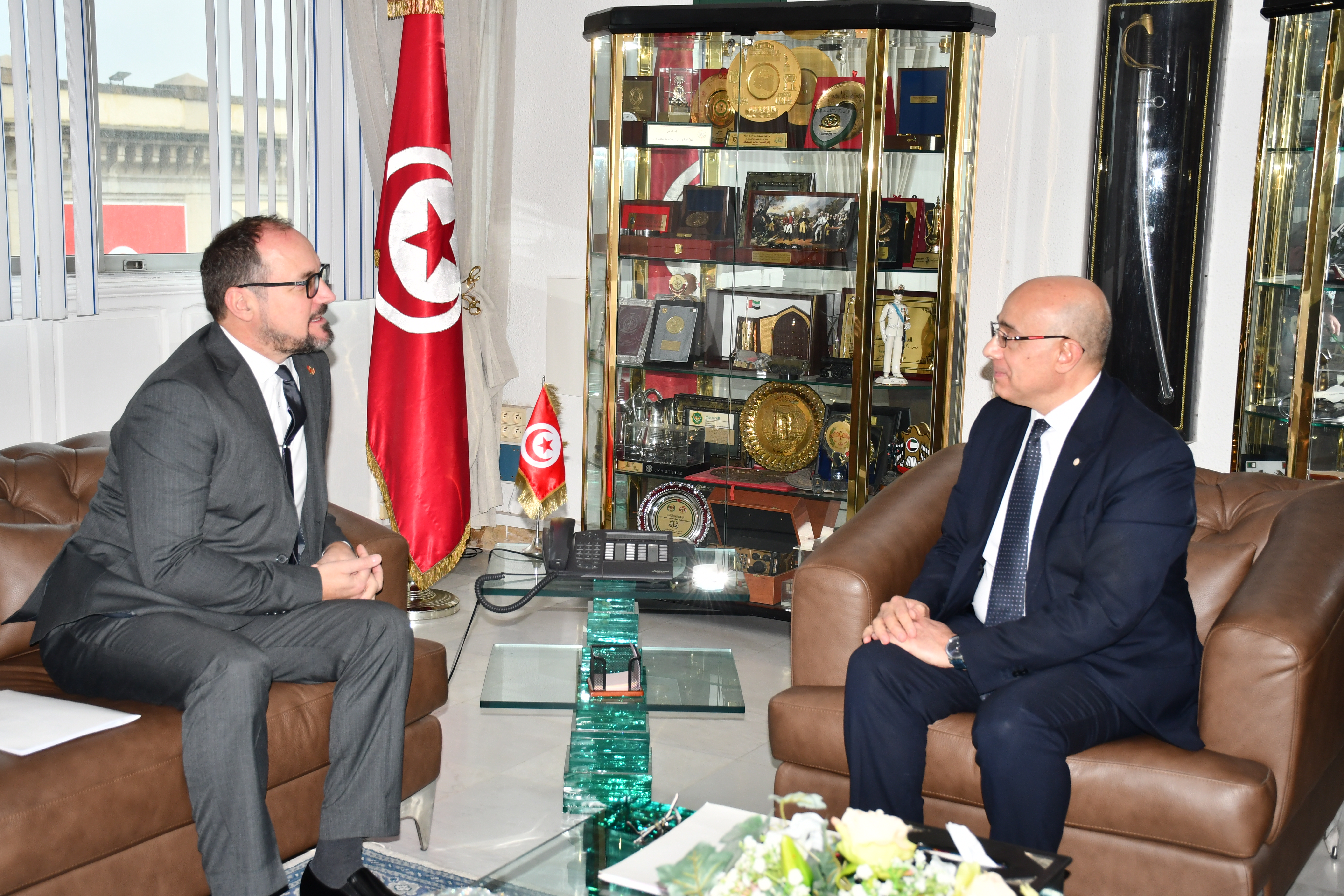 دعم التعاون العسكري ومشاريع التنمية محور لقاء وزير الدّفاع بسفير كندا الجديد