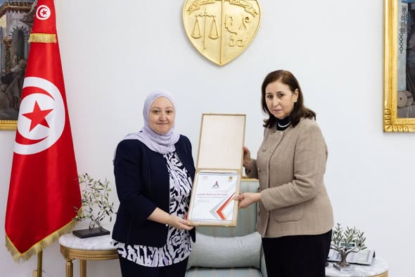 إصلاح منظومة التكوين الإداري محور لقاء رئيسة الحكومة بمديرة المدرسة الوطنية للإدارة.