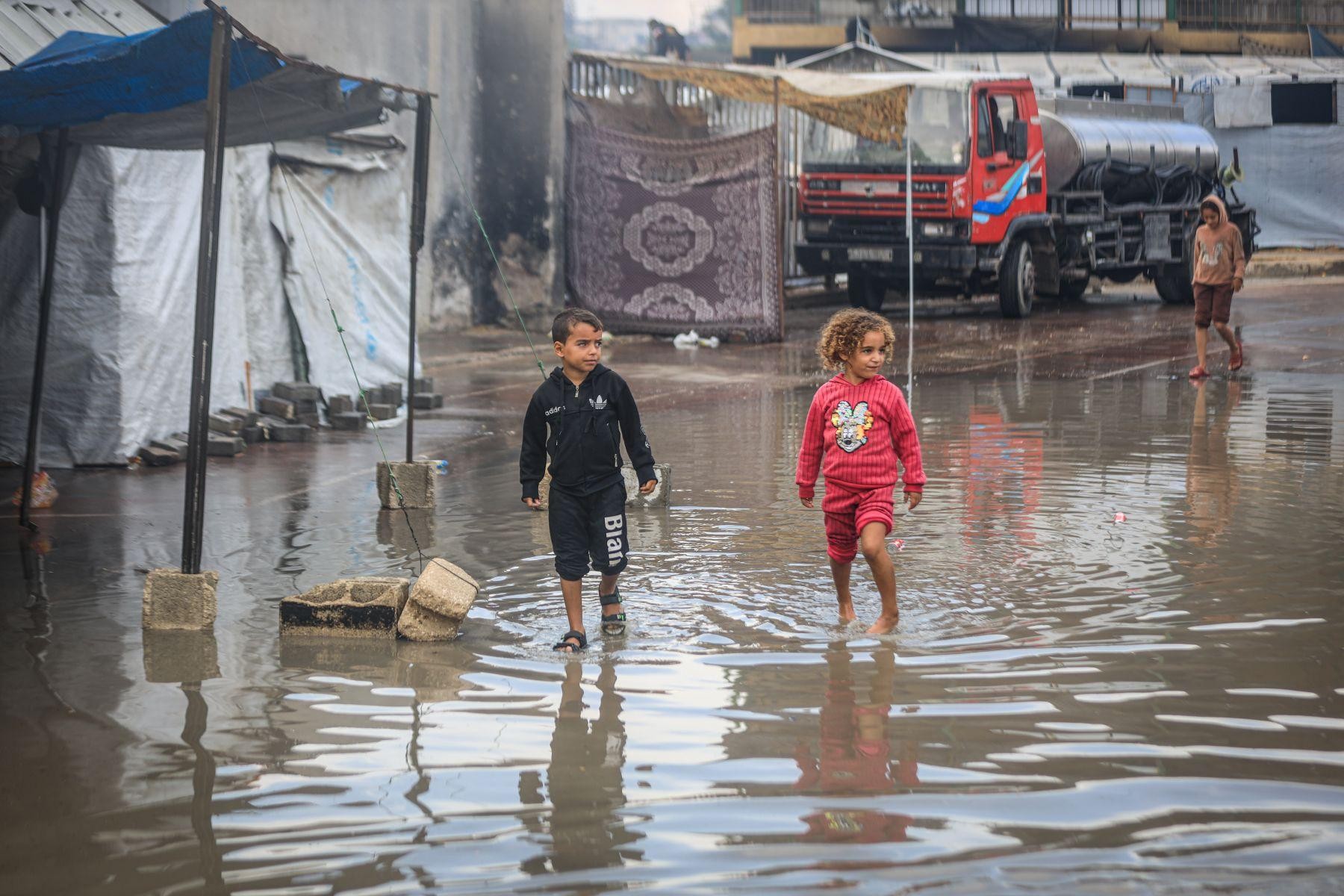 "أطباء بلا حدود" : أطفال غزة يموتون من البرد القارس ويجب تكثيف الإغاثة