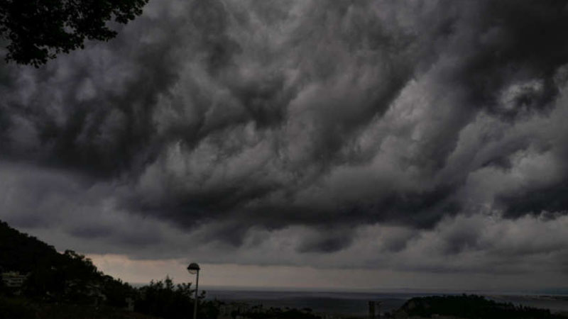طقس الليلة: سحب احيانا كثيفة والريح تهب قوية نسبيا بالجنوب الشرقي