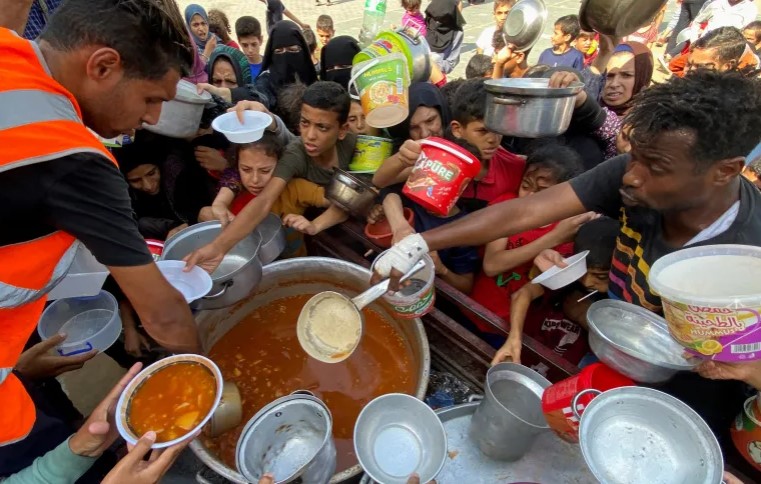 الصحة العالمية: 100 ألف طفل في غـــــ...ــ..ــ.ـزة سيعانون سوء تغذية حاد بحلول أفريل المقبل
