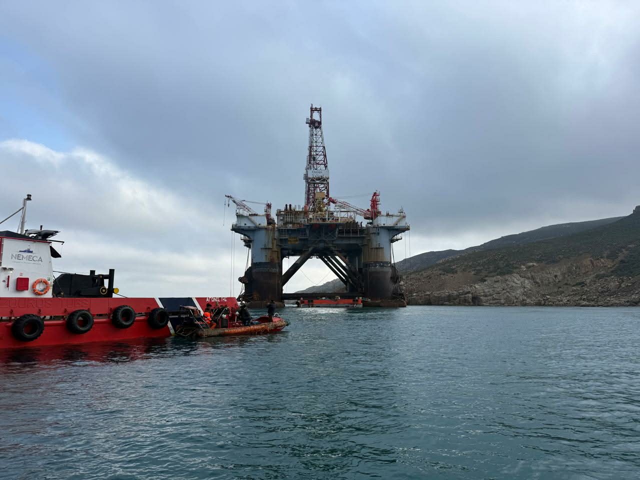 بنزرت: انتشال المنصة البيترولية الرابضة بشاطئ الحويشات من المنطقة الصخرية