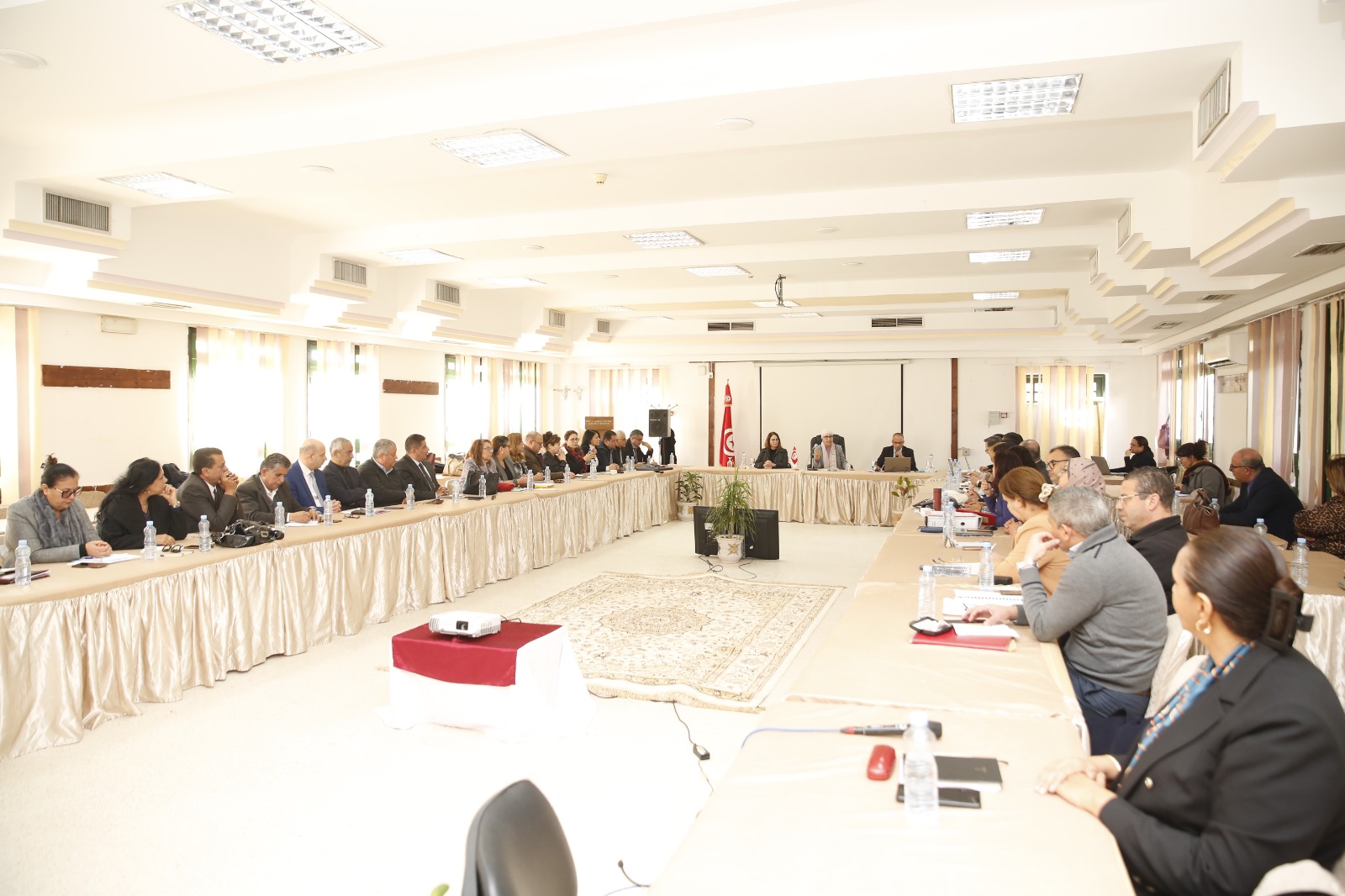 وزيرة الأسرة تدعو الى توحيد الإجراءات دفعا للاستثمار في خدمات القرب لفائدة الطفولة وكبار السنّ