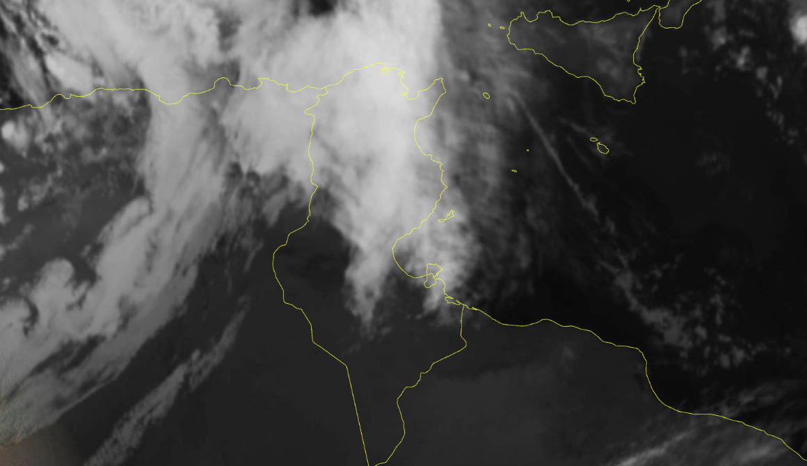 ظهور سحب تدريجيا كثيفة مع نزول أمطار متفرقة ليل الإثنين