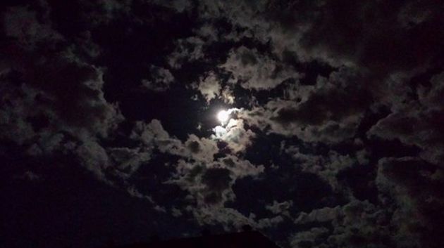 ظهور سحب تدريجيا كثيفة مع نزول أمطار متفرقة ليل الإثنين