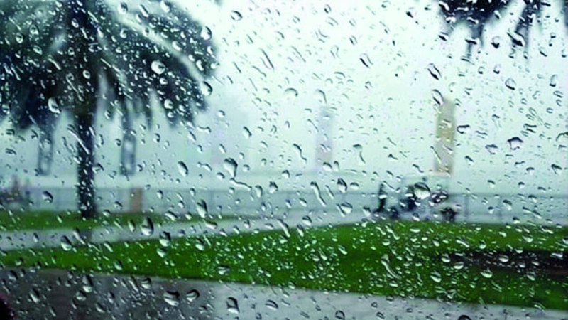 طقس أحيانا كثيف السحب بمناطق أقصى الشمال مع بعض الأمطار المتفرقة.