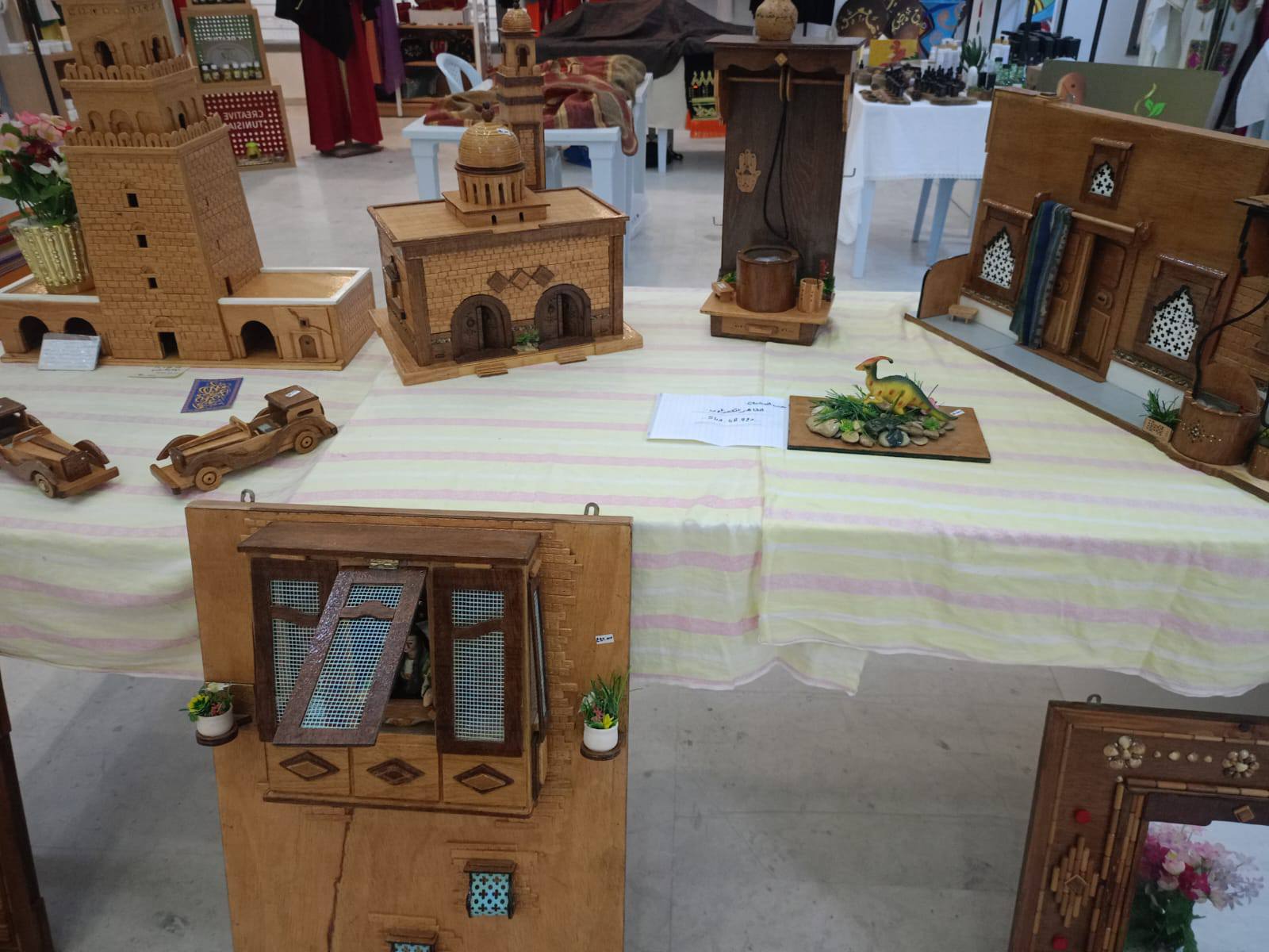 تواصل فعاليات معرض هدايا آخر السنة بالقرية الحرفية بالمهدية.