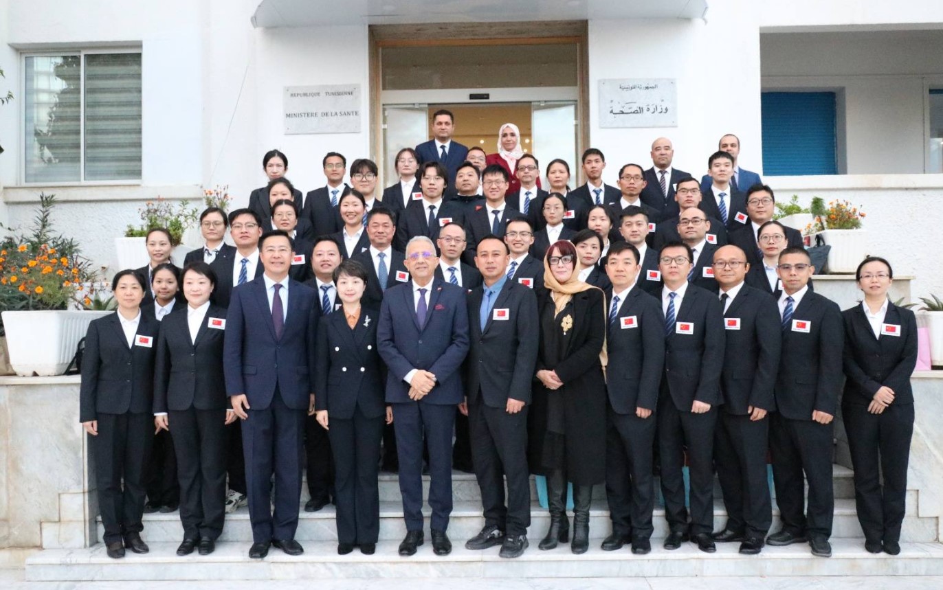 بمناسبة انتهاء مهمتها : وزير الصحة يُشرف على توديع البعثة الطبية الصينية