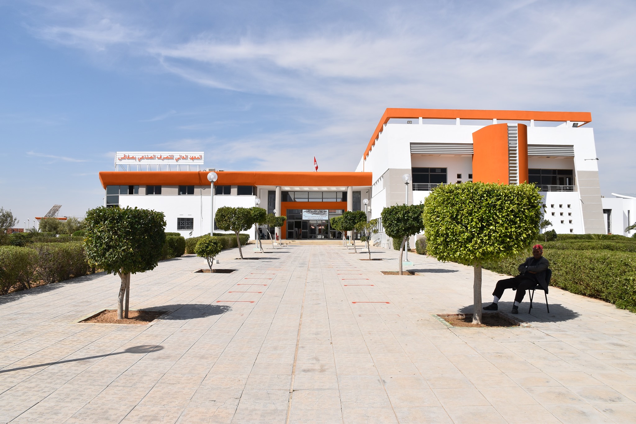 تركيز محطة لشحن السيارات الكهربائية بالمعهد العالي للتصرف الصناعي بصفاقس