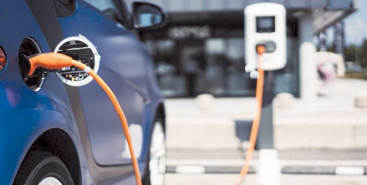  صفاقس: تركيز محطة لشحن السيارات الكهربائية بالمعهد العالي للتصرف الصناعي