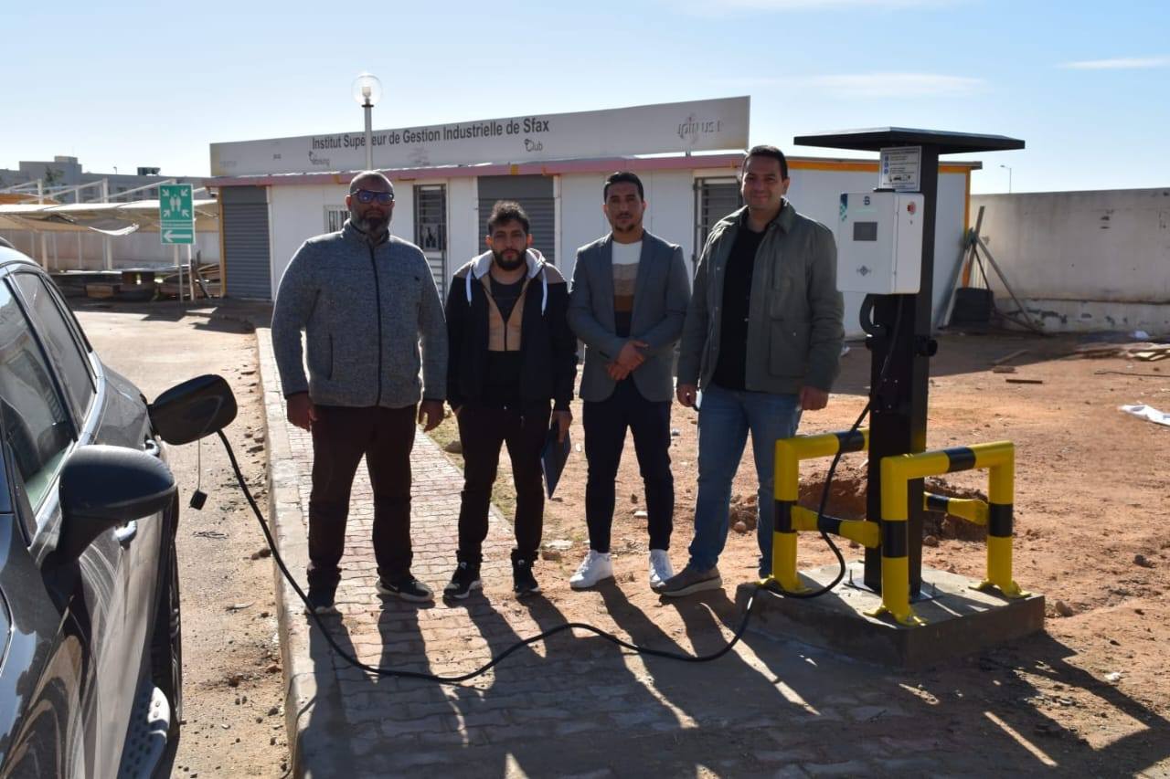 تركيز أول محطة لشحن السيارات الكهربائية بمؤسسة جامعية عمومية في تونس من المعهد العالي للتصرف الصناعي بصفاقس