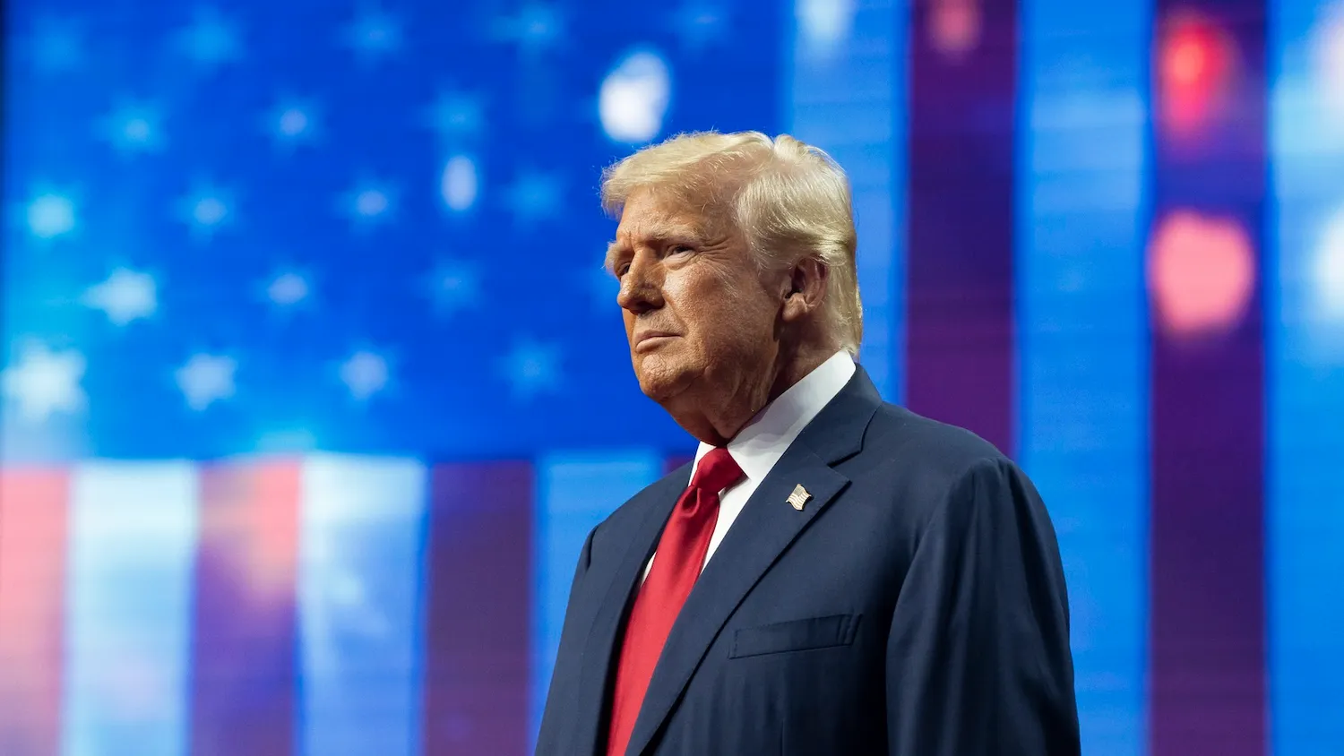 ديمقراطيون يدعون ترامب للتراجع عن قرار استدعاء عشرات السفراء من الخارج