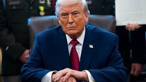 ترامب يقرر استدعاء عشرات السفراء من الخارج وديمقراطيون يدعونه للتراجع عن قراره