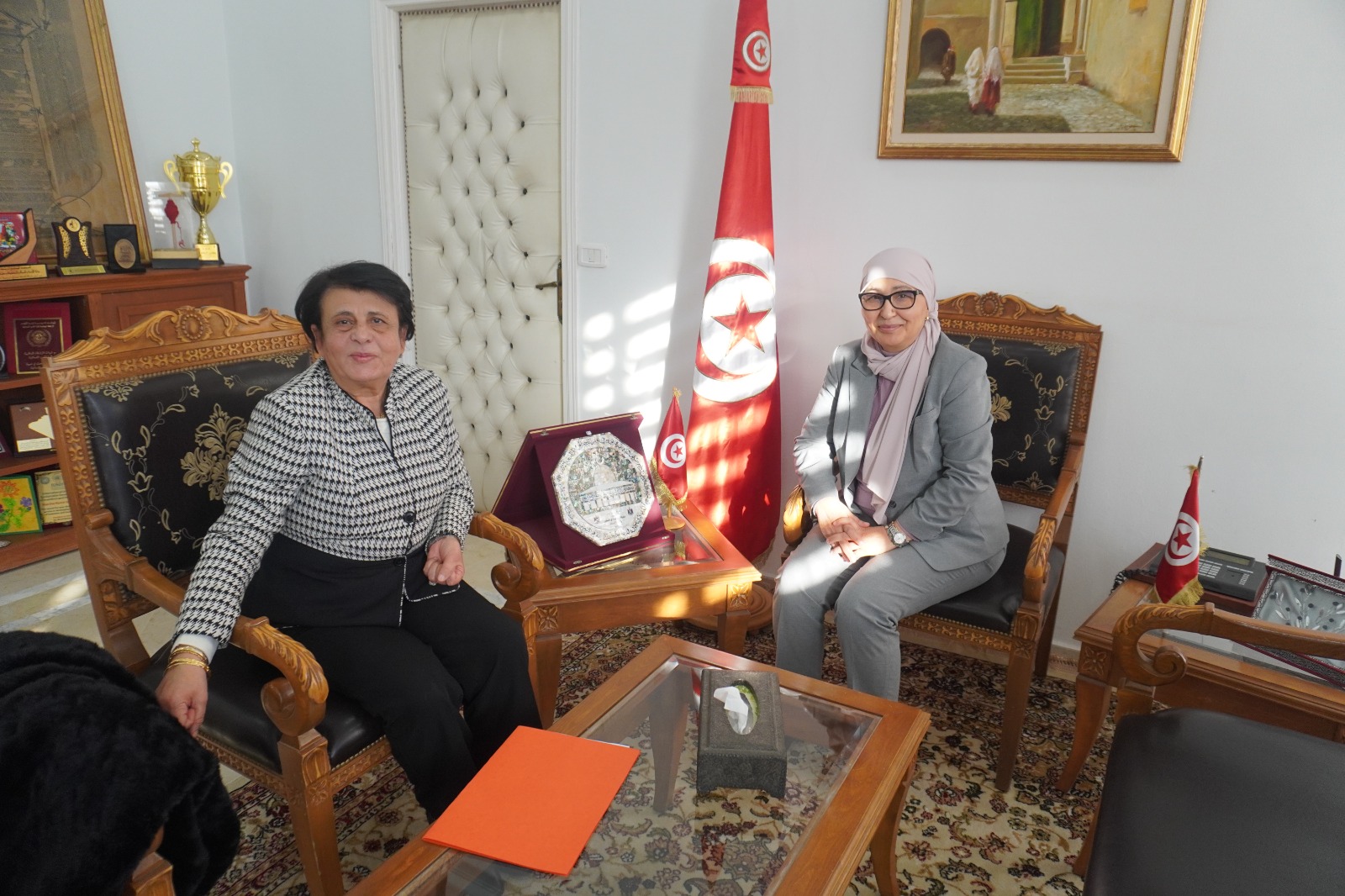 وزيرة الأسرة تلتقي رئيسة الغرفة الوطنية لرياض ومحاضن الأطفال