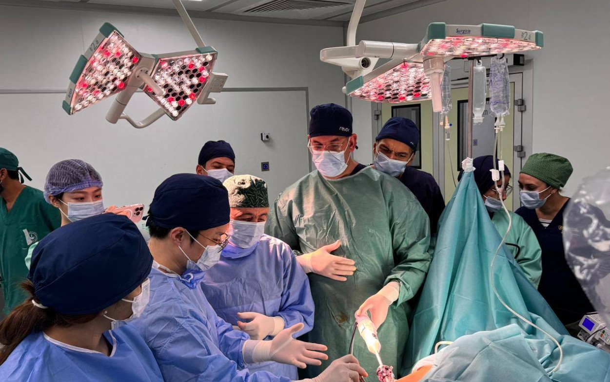 الأولى من نوعها في تونس :  إجراء أول عملية استئصال بروستاتا بتقنية الجراحة الروبوتية بمستشفى شارل نيكول