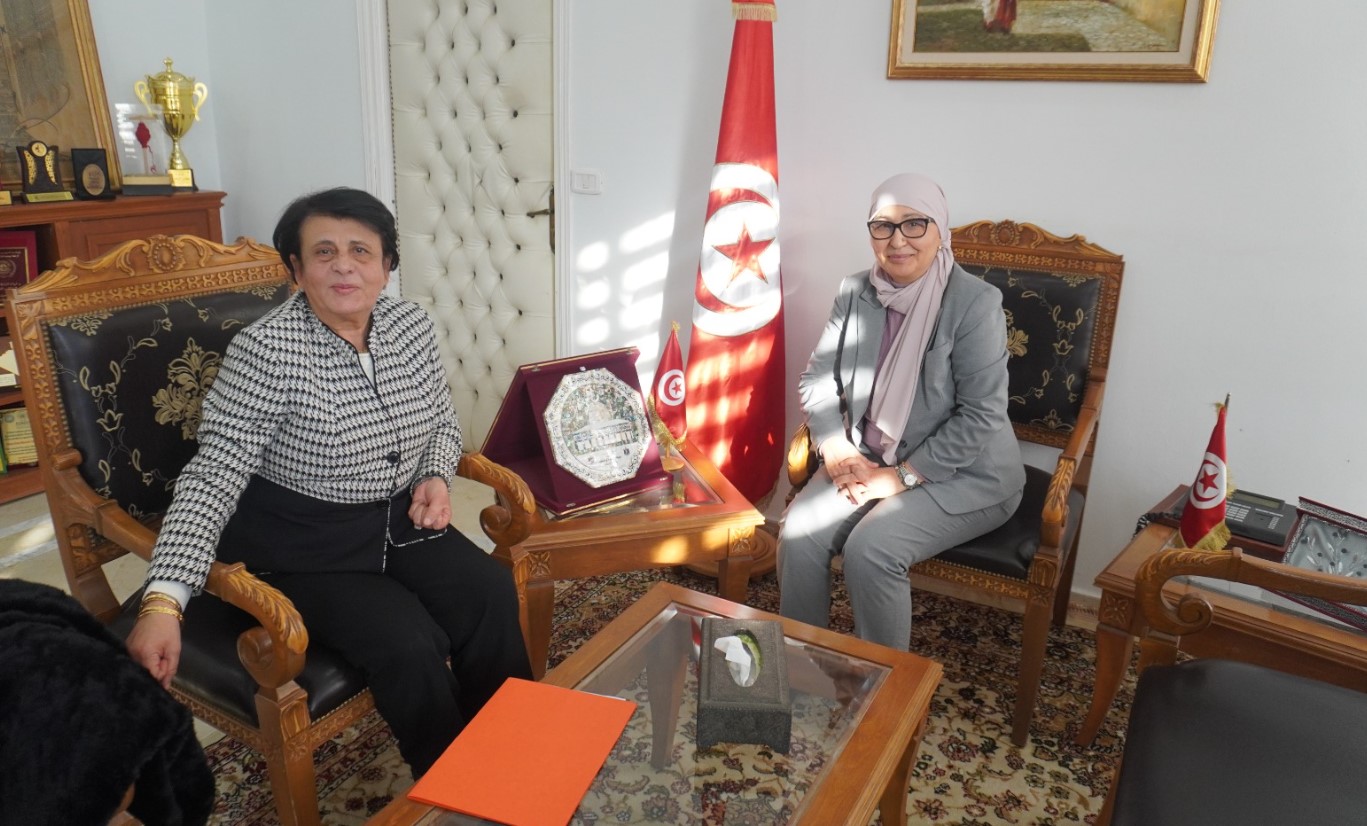 وزيرة الأسرة تلتقي برئيسة الغرفة الوطنية لرياض ومحاضن الأطفال 