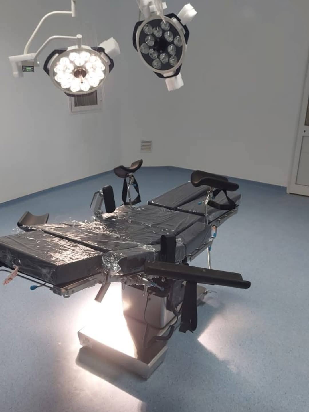 مستشفى  الرقّاب  :استقبال الدفعة الأولى من معدّات غرفة العمليات 